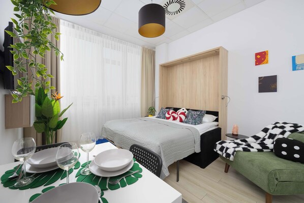 Een strijkplank/strijkijzer, reisbedje, wifi, beddengoed