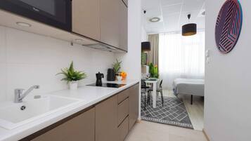 Frigorífico, microondas, placa de cocina y lavavajillas
