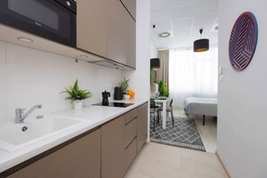 Køleskab, mikrobølgeovn, kogeplade, opvaskemaskine