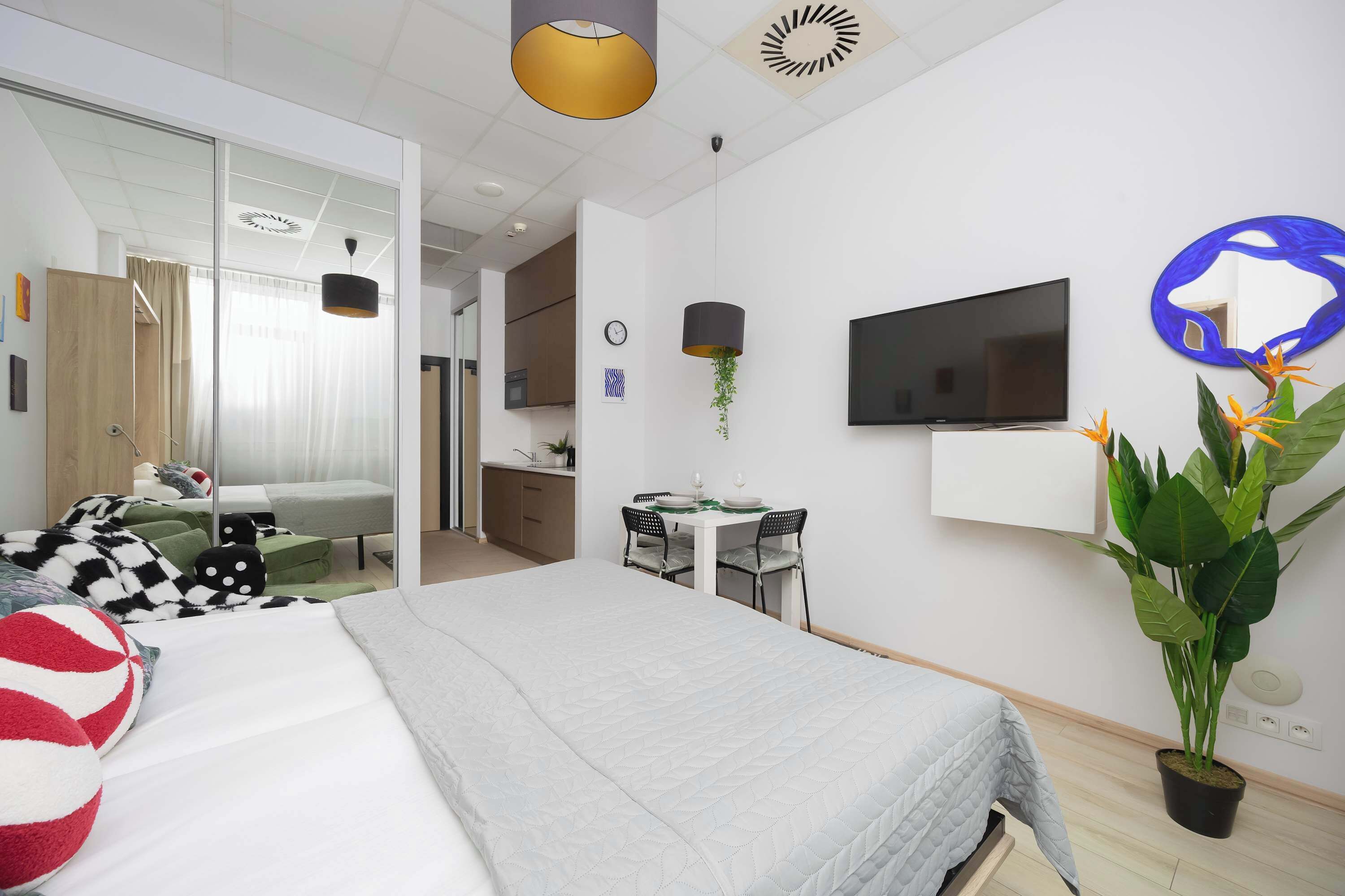 Tabla de planchar con plancha, cuna de viaje, wifi y ropa de cama 