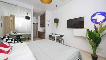 Tabla de planchar con plancha, cuna de viaje, wifi y ropa de cama