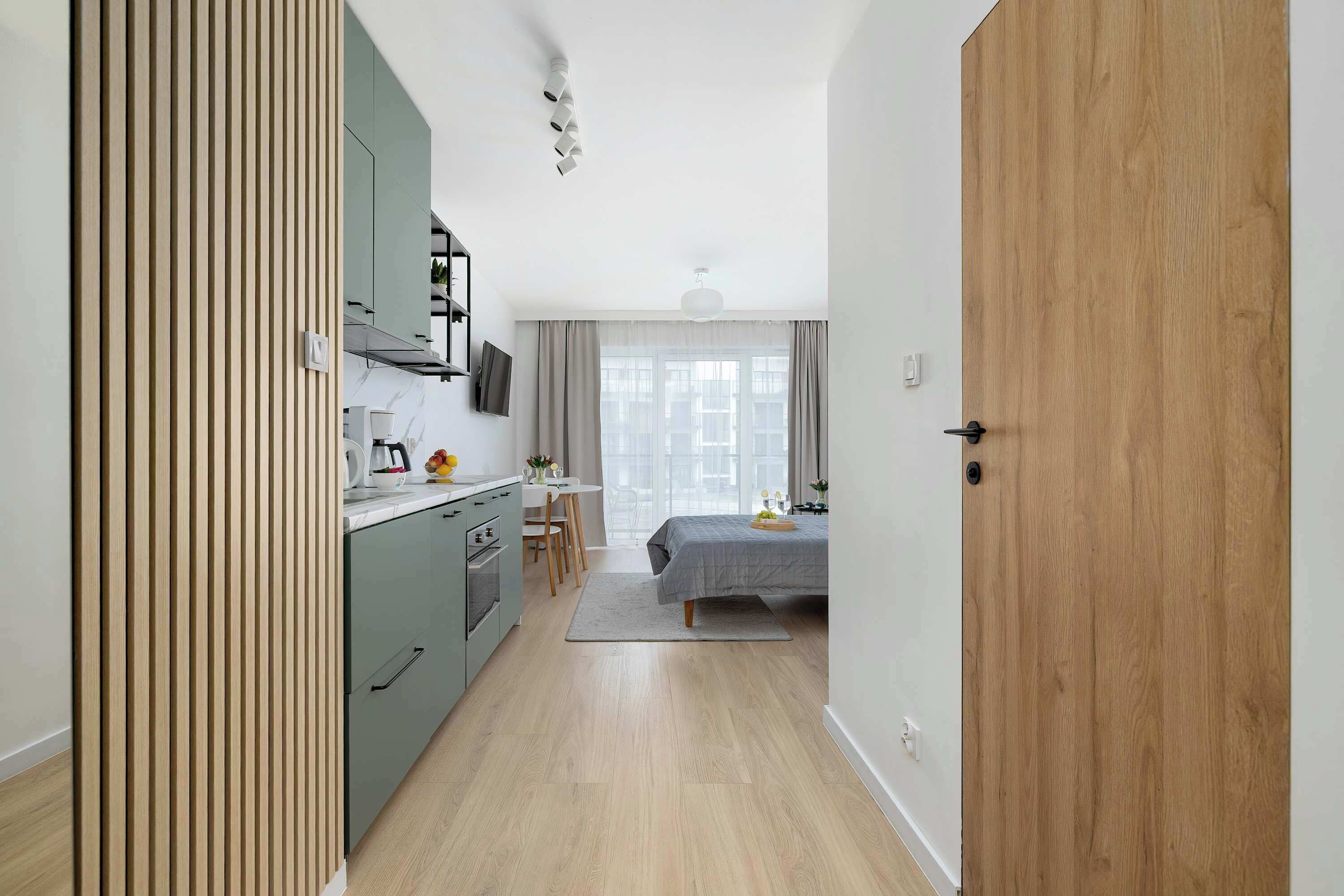 Iron/ironing board, travel crib, WiFi, bed sheets