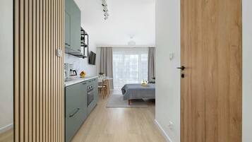 Iron/ironing board, travel crib, WiFi, bed sheets