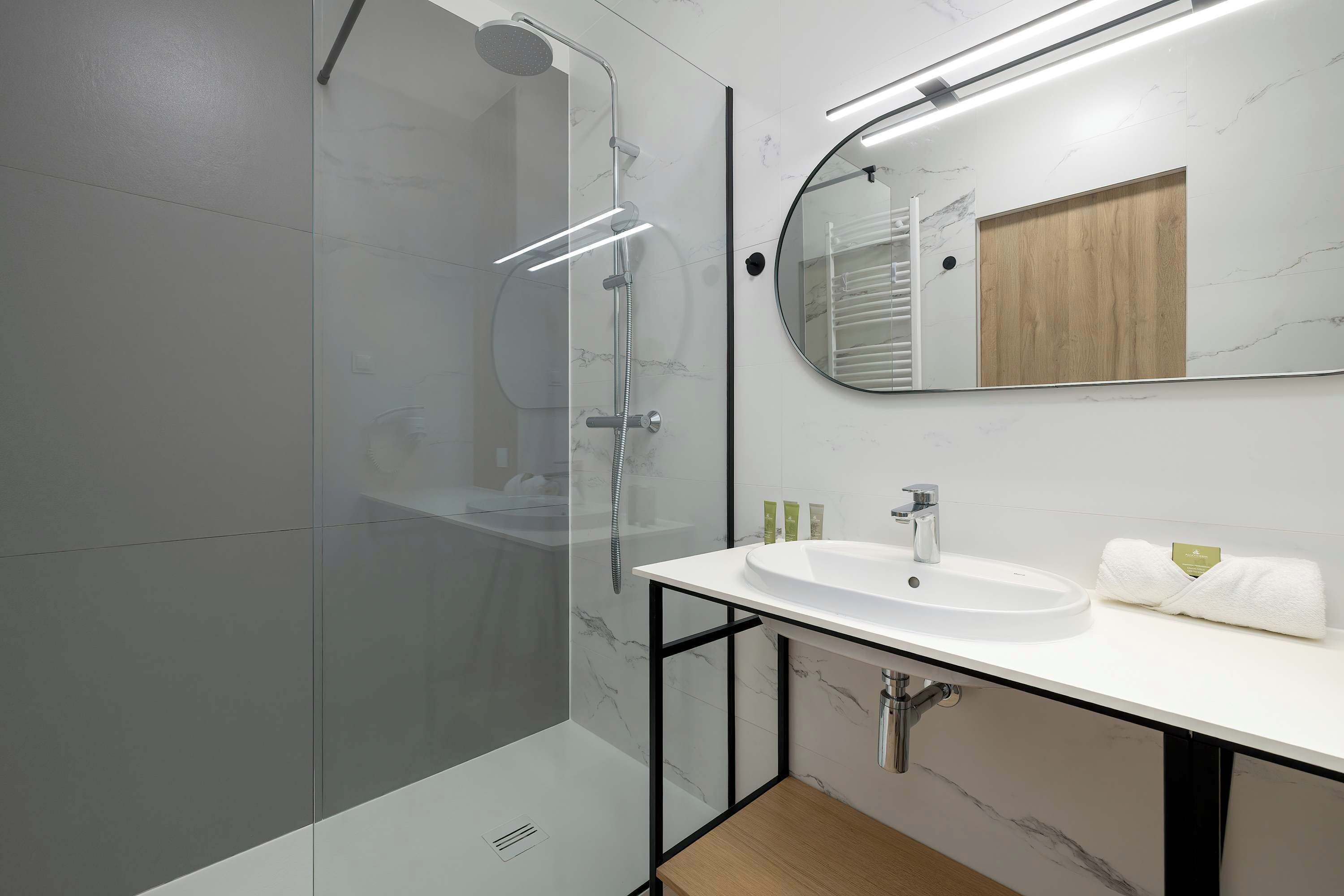Een douche, een haardroger, handdoeken, shampoo