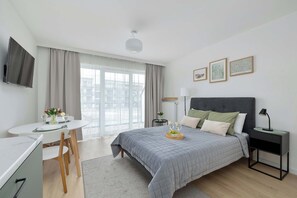 Een strijkplank/strijkijzer, reisbedje, wifi, beddengoed