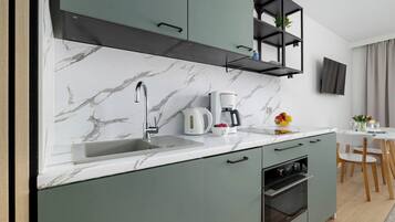 Fridge, oven, stovetop, dishwasher