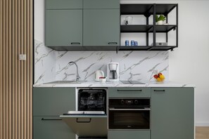 Een koelkast, een oven, een kookplaat, een vaatwasser