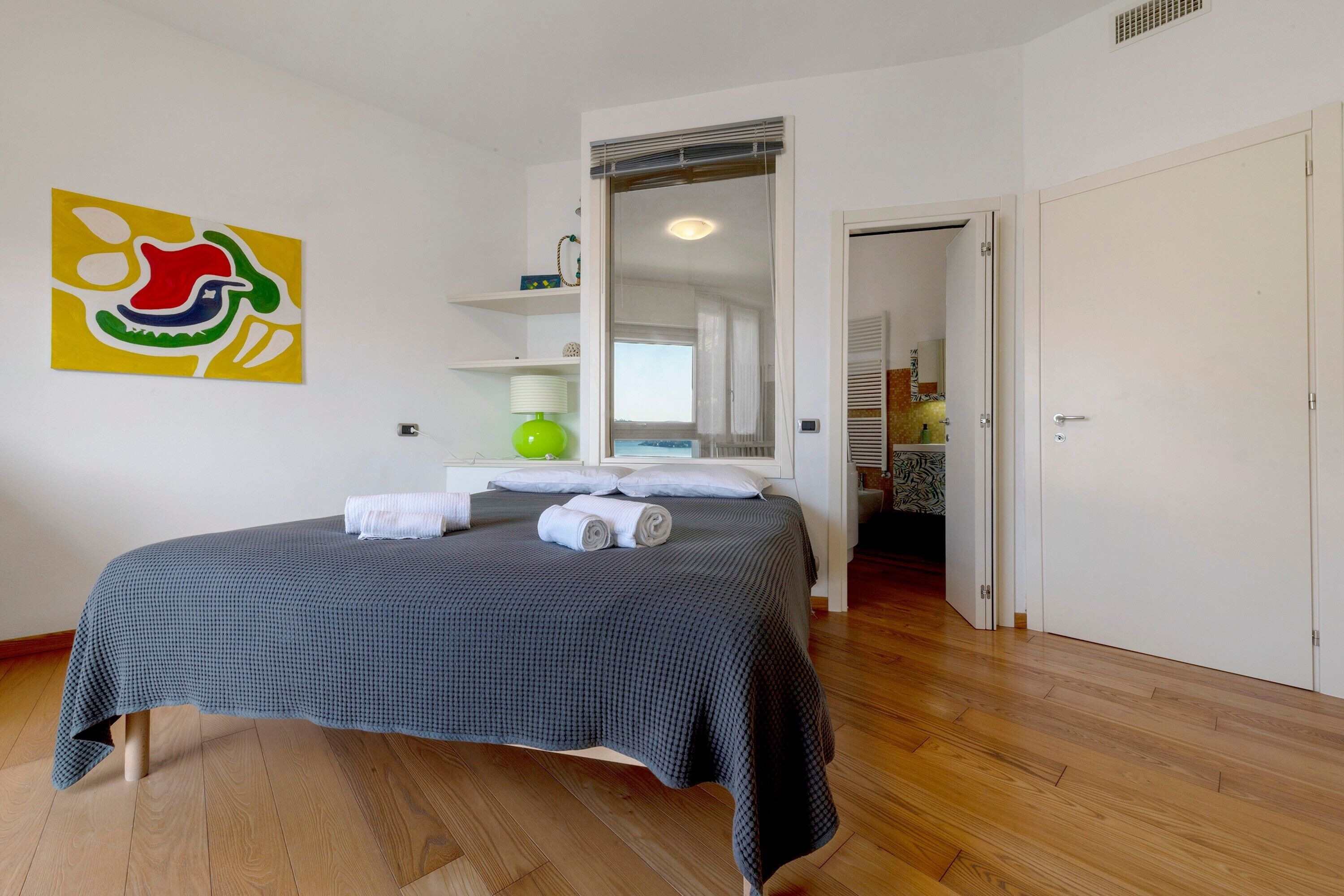 Een strijkplank/strijkijzer, wifi, beddengoed