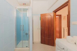 Shower, hair dryer, bidet, towels - Nosdom Properties - National Street (Roma)