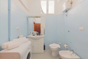 Douche, sèche-cheveux, bidet, serviettes fournies