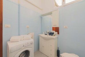 Regadera, secadora de cabello, bidet, toallas 