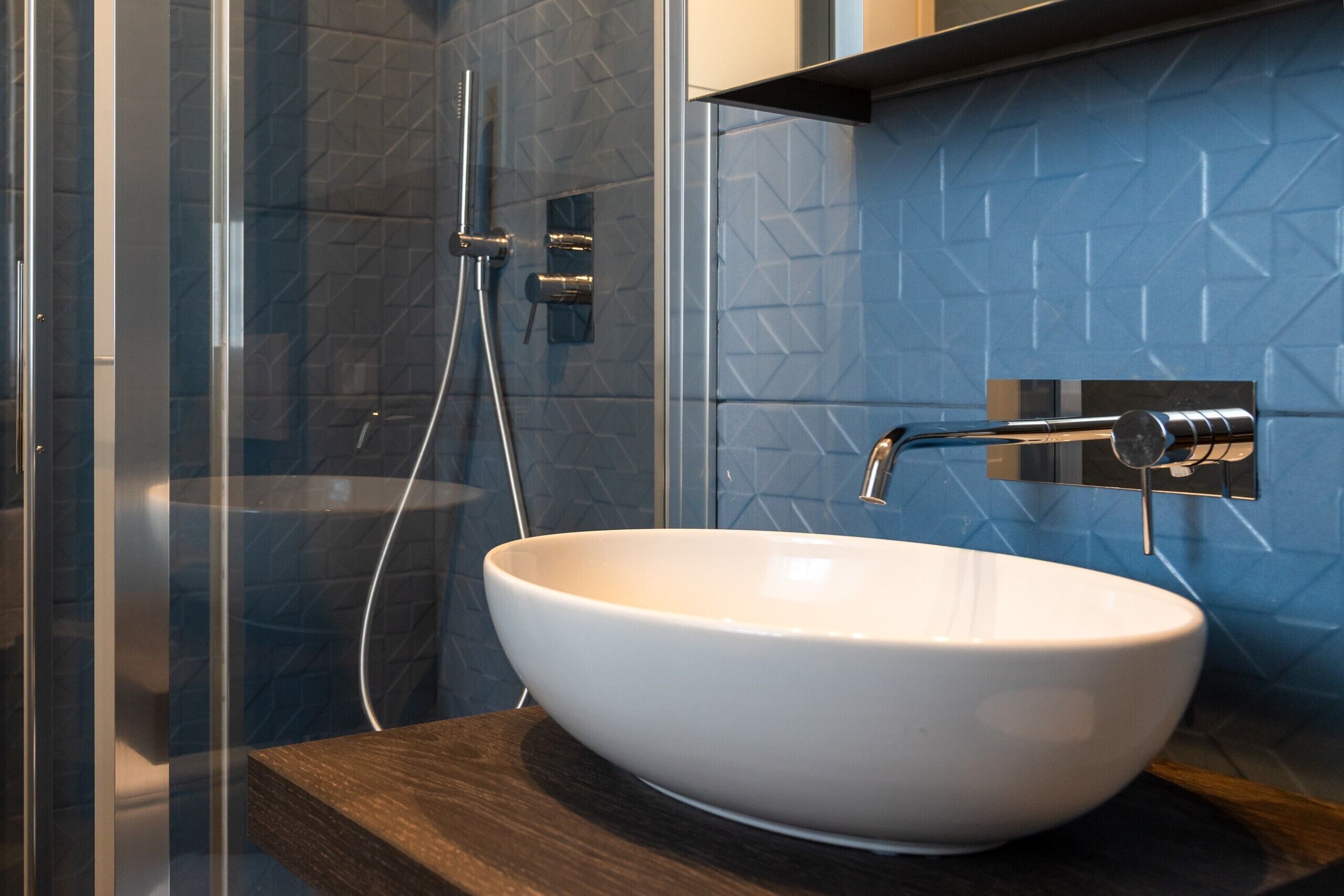 Suite, vista mare | Bagno | Doccia, asciugacapelli, asciugamani, sapone