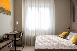 Caja de seguridad en la habitación y escritorio 