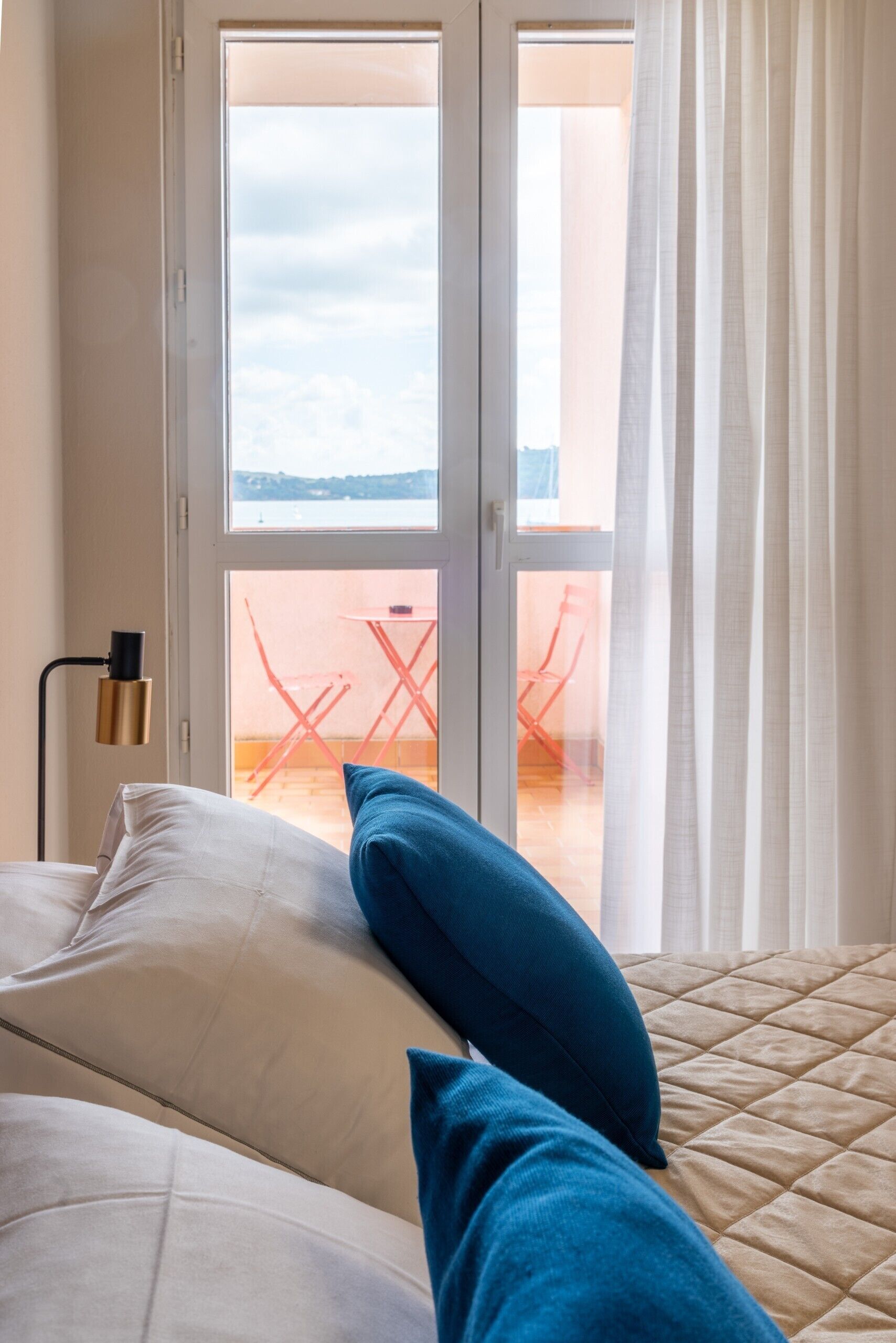 خزنة داخل الغرفة ومكتب ومساحة عمل للكمبيوتر المحمول وتجهيزات عازلة للصوت