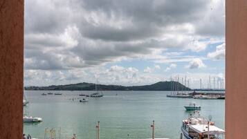 Doppel- oder Zweibettzimmer, Meerblick | Jachthafen