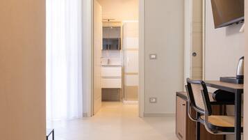 Suite, sjøutsikt | Safe på rommet, skrivebord, skrivebord for bærbar PC og lydisolert