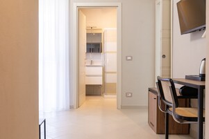 Caja de seguridad en la habitación y escritorio 