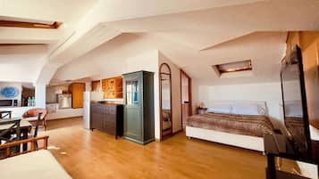 Leilighet, sjøutsikt | Safe på rommet, skrivebord, skrivebord for bærbar PC og lydisolert