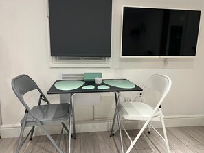 Dining - Modern Private Guest Suite Near Heathrow Free Parking & Garden (Feltham)