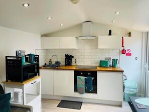 Private kitchen - Modern Private Guest Suite Near Heathrow Free Parking & Garden (Feltham)