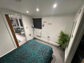 1 habitación, tabla de planchar con plancha, wifi y ropa de cama 