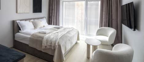 Premium Studio Suite, Balcony | Blackout drapes, soundproofing, free WiFi