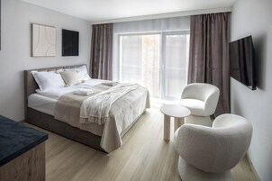 Premium Studio Suite, Balcony | Blackout drapes, soundproofing, free WiFi