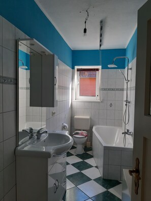 Serviettes fournies, papier toilette