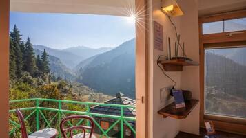 Deluxe Studio, Balcony, Valley View | Interior