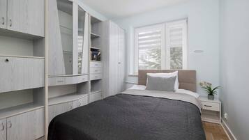 3 camere, una scrivania, ferro/asse da stiro, culla da viaggio