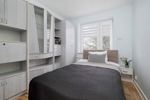 3 bedrooms, desk, iron/ironing board, travel cot