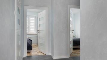 3 chambres, bureau, fer et planche à repasser, lit parapluie
