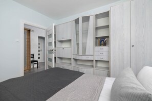 Bureau, fer et planche à repasser, lit parapluie, Wi-Fi