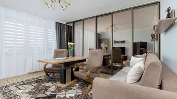 Una televisión, una oficina