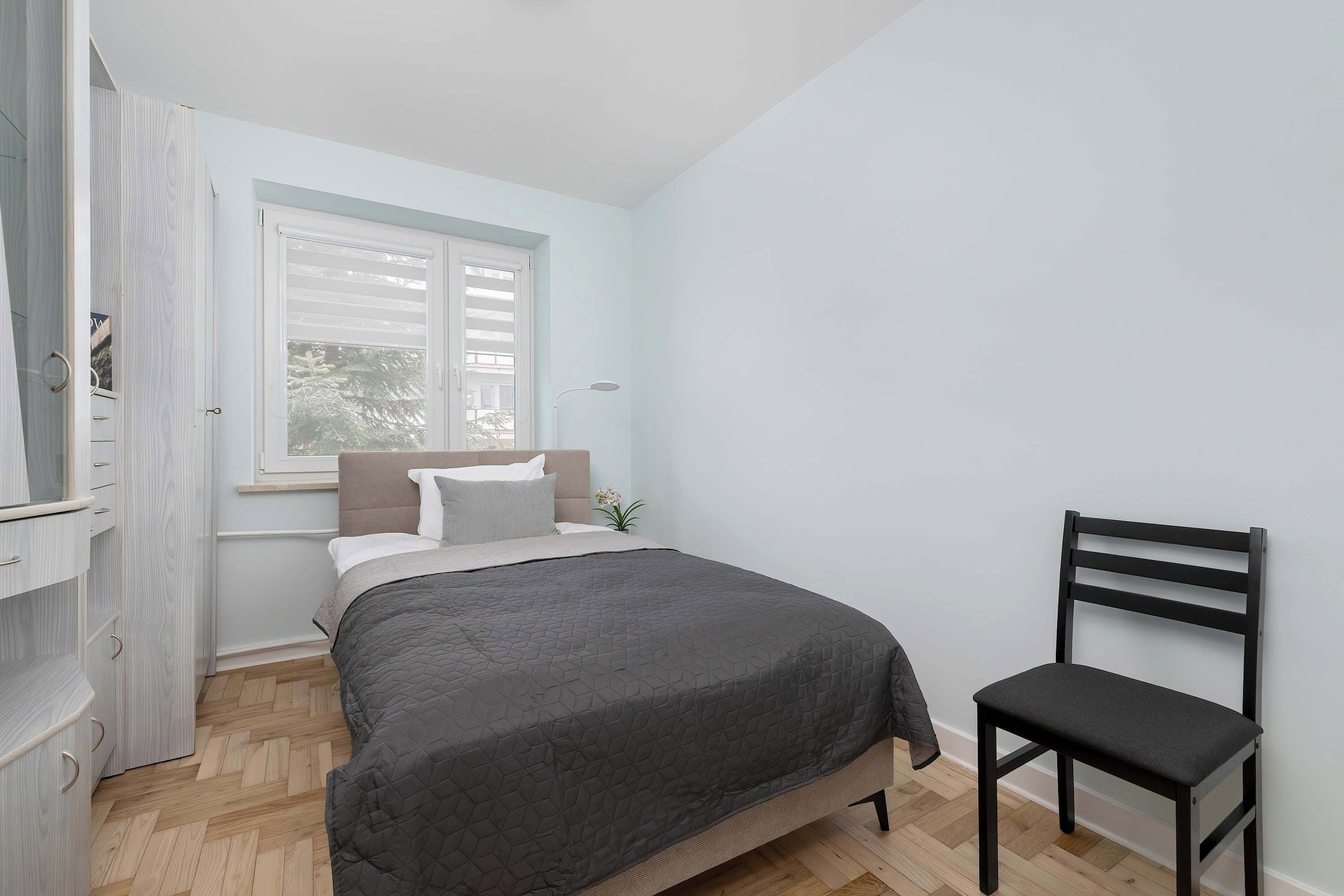 Escritorio, tabla de planchar con plancha, cuna de viaje y wifi