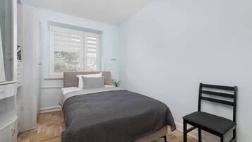 Escritorio, tabla de planchar con plancha, cuna de viaje y wifi