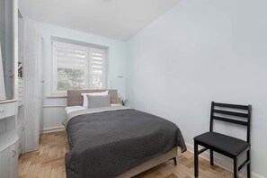 Escritorio, tabla de planchar con plancha, cuna de viaje y wifi