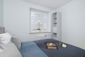 3 makuuhuonetta, työpöytä, silitysrauta/-lauta, vauvan matkasänky