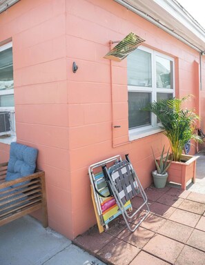 Terrace/patio - Modern & Quiet Oasis, 1 minute walk to the Beach (Madeira Beach)
