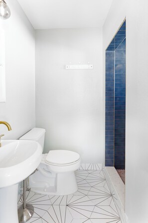 Shower, hair dryer, towels, soap - Modern & Quiet Oasis, 1 minute walk to the Beach (Madeira Beach)