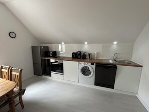 Fridge, microwave, oven, stovetop - Cozy 60sqm vacation apartment with private entrance at the Speldorfer forest (Mülheim an der Ruhr)