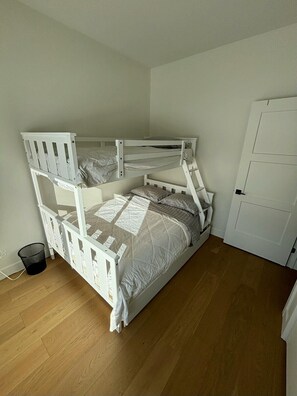 Iron/ironing board, travel cot, WiFi, bed sheets - Unit 104 (Beaupré)