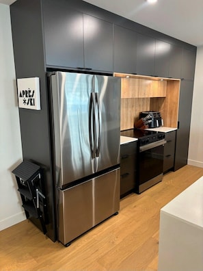 Coffee/tea maker, fridge, microwave, oven - Unit 104 (Beaupré)