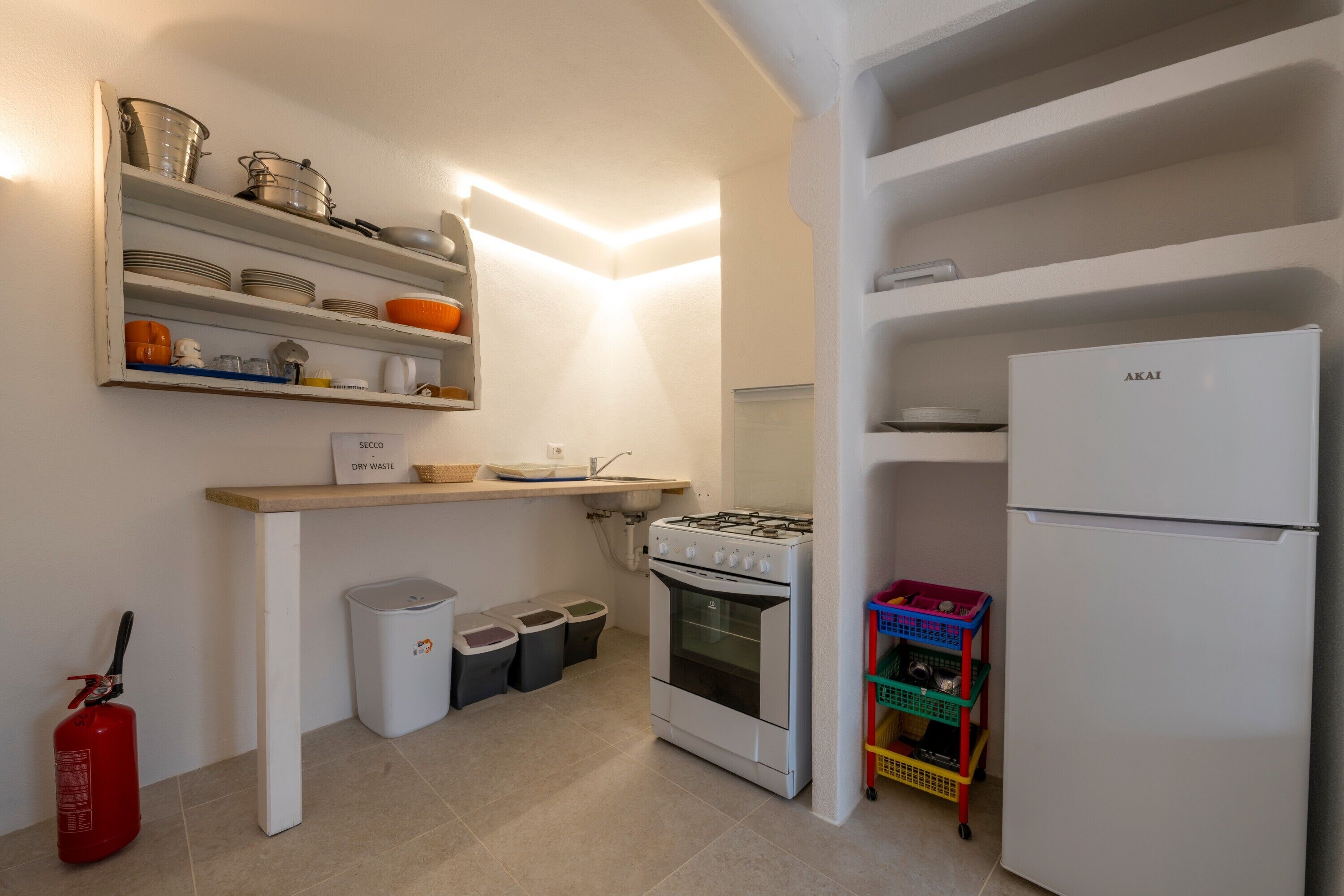 Frigorifero, forno, piano cottura, pentole/stoviglie/utensili