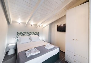 Dupleks Klasik, pemandangan kota | Tirai kedap cahaya, setrika/meja setrika, dan Wi-Fi gratis