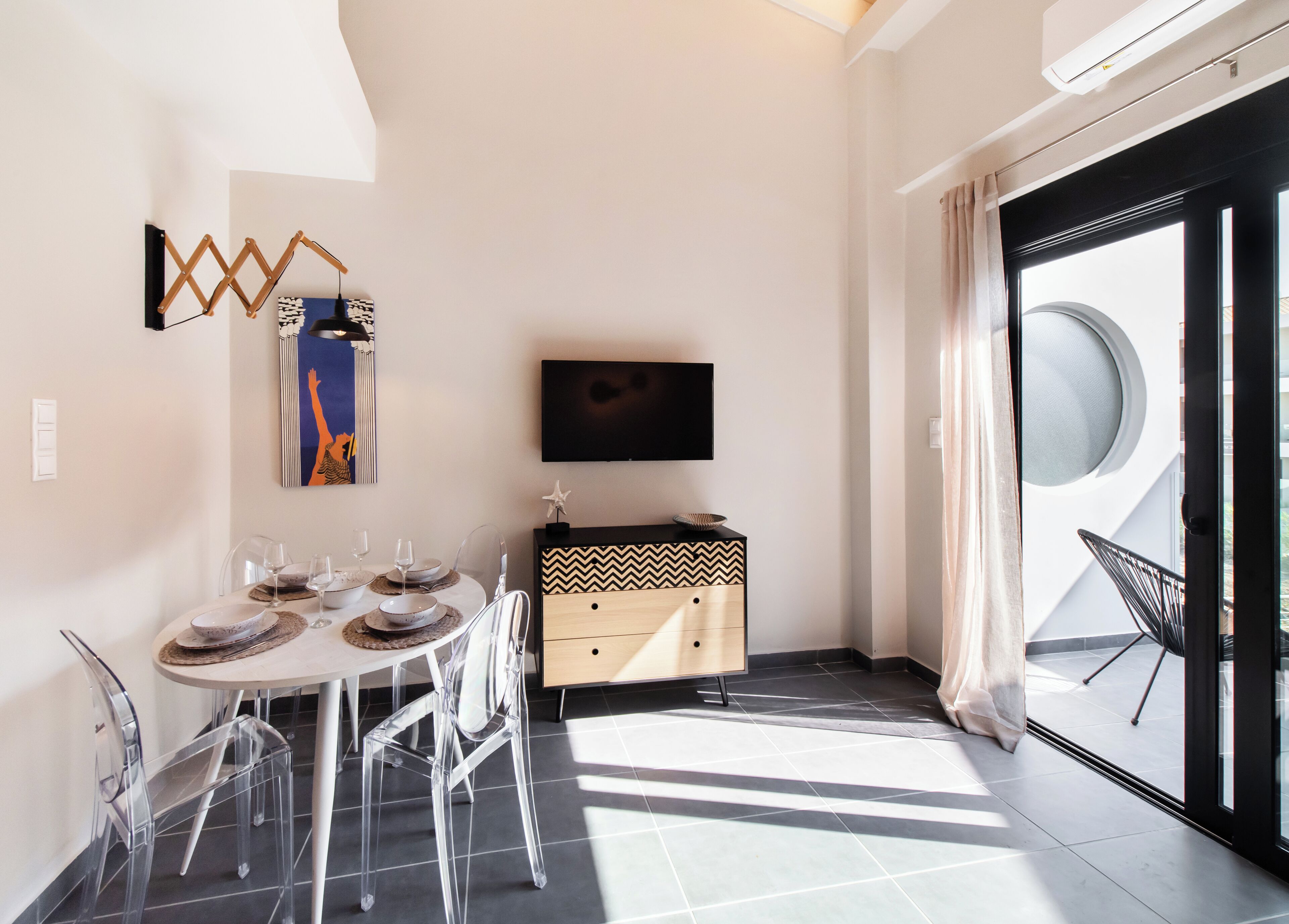 Classic Duplex, City View | Dining