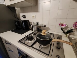 Fridge, microwave, oven, stovetop - Rome Center-Vatican-San Pietro-Trastevere-2 Bedrooms-2 Bathrooms-Living Room Sofa Bed (Città del Vaticano)