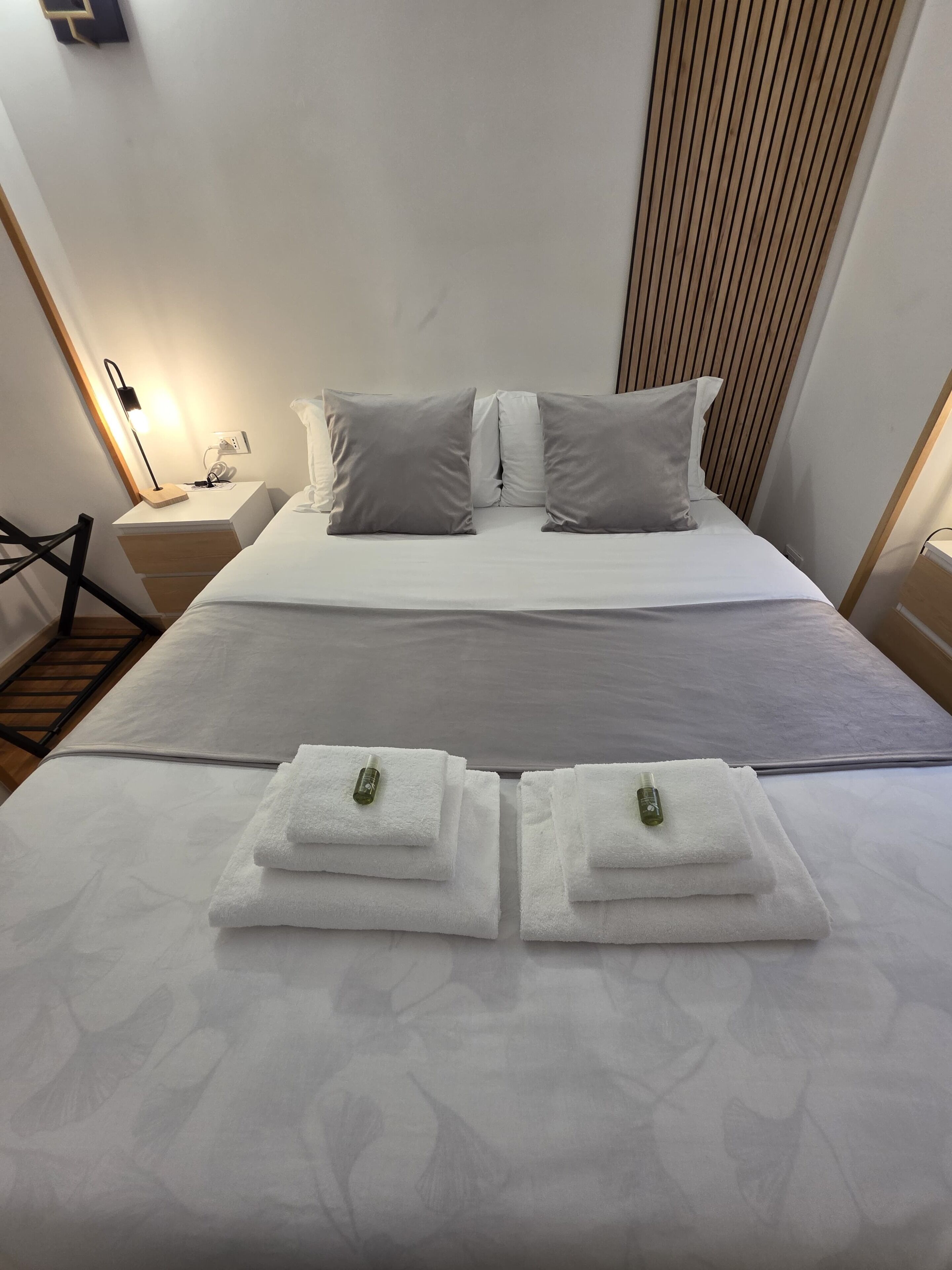 2 室のベッドルーム、アイロン / アイロン台、WiFi (無料)、ベッドシーツ