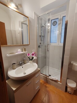 Shower, hair dryer, bidet, towels - Rome Center-Vatican-San Pietro-Trastevere-2 Bedrooms-2 Bathrooms-Living Room Sofa Bed (Città del Vaticano)