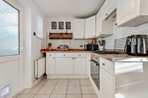 Jääkaappi, mikroaaltouuni, uuni, liesi